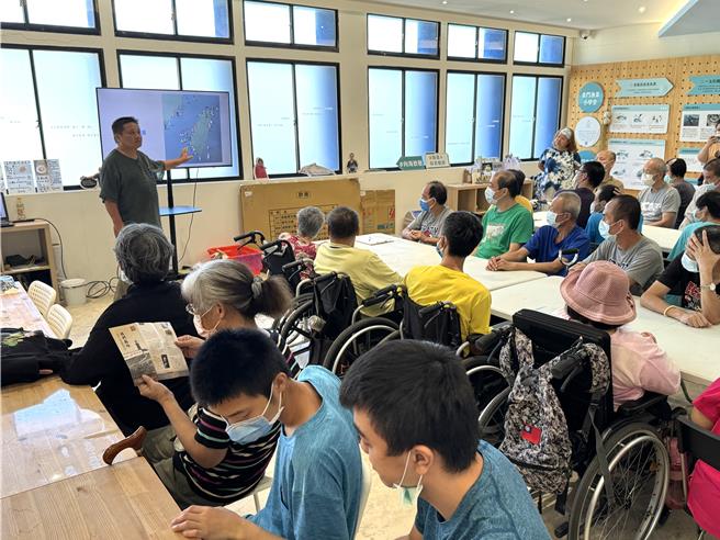 「动手玩海岛」行动展邀请在地社福单位-福田家园的院生到场亲身感受金门海洋的魅力，正式拉开全台巡迴序幕。（于家麒摄）