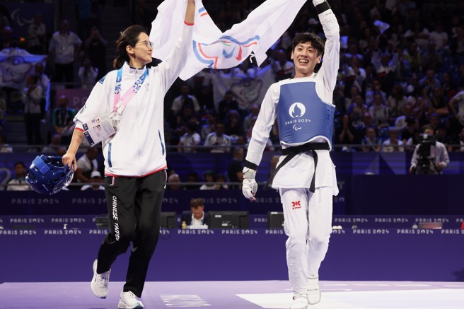 與教練吳燕妮拿著會旗繞場，完成恩師一直以來的夢想。(照片/教育部體育署提供)