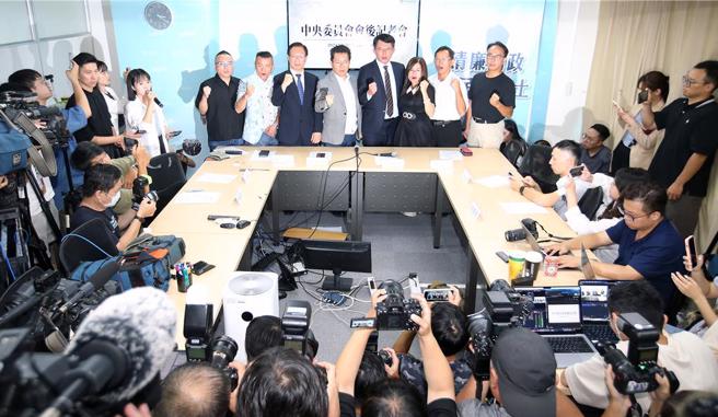 台北地檢署30日大舉搜索柯文哲辦公室、住家及民眾黨部，民眾黨隨即召開臨時中央委員會，質疑檢方搜索黨部動機並表達力挺柯文哲的立場。（范揚光攝）