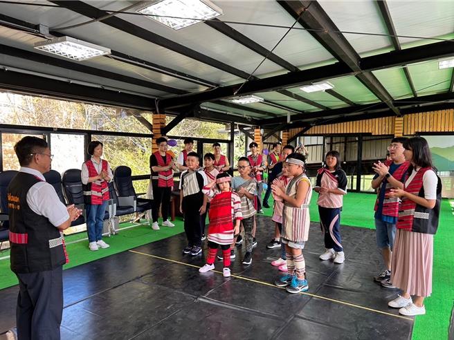 桃園市113學年度小一新生人數共2萬411人，相較去年減少1598人，其中復興區光華國小僅1人報到，仍結合泰雅族的傳統，辦理迎新活動，讓學生射箭、拔智慧毛、小米傳承等動，學習泰雅族的文化傳統。（光華國小提供／廖姮玥桃園傳真）