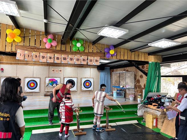 桃園市113學年度小一新生人數共2萬411人，相較去年減少1598人，其中復興區光華國小僅1人報到，仍結合泰雅族的傳統，辦理迎新活動，讓學生射箭、拔智慧毛、小米傳承等動，學習泰雅族的文化傳統。（光華國小提供／廖姮玥桃園傳真）