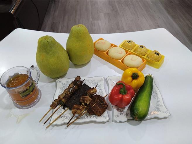 邻近中秋节，月饼、烤肉吃饱饱，台中医院营养师王宁筑30日建议，民眾吃月饼可选择正餐与正餐之间，约吃4分之1即可；烤肉酱料则可以使用葱姜蒜等天然食材调味，减少负担，蔬菜和烤肉比例约2比1。（台中医院提供／潘虹恩台中传真）