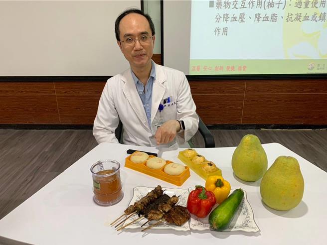 台中医院新陈代谢科医师林建良30日指出，月饼属于高糖、高碳水化合物，摄取过多糖分后会导致血糖急剧上升，烤肉则是高脂肪、高盐，多食易增加血脂，提醒糖尿病患者注意。（台中医院提供／潘虹恩台中传真）