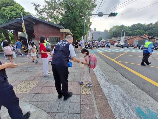 楊梅警分局於上學的尖峰時刻，加強轄區國中、國小警力配置，針對接送學童最密集的時段、路段加強辦理護童專案勤務。（楊梅分局提供／廖姮玥桃園傳真）