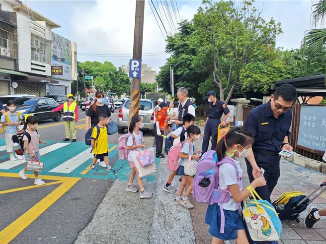 楊梅警分局於上學的尖峰時刻，加強轄區國中、國小警力配置，針對接送學童最密集的時段、路段加強辦理護童專案勤務。（楊梅分局提供／廖姮玥桃園傳真）