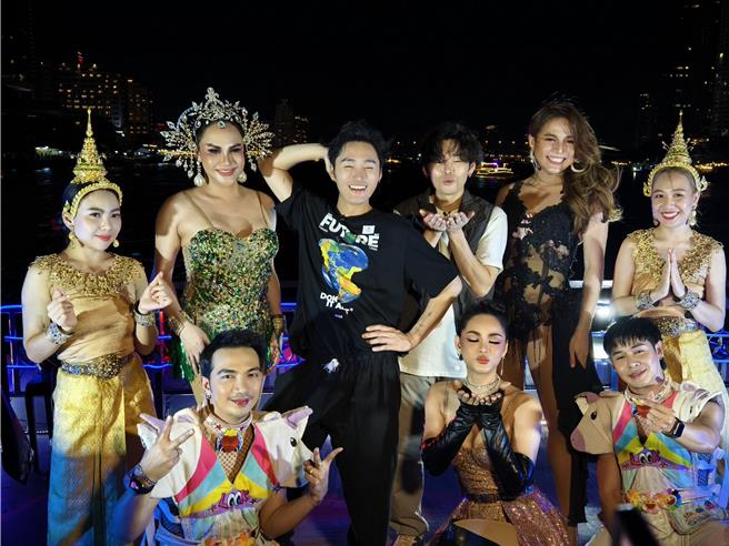 展榮展瑞深受泰國美女喜愛，豔遇滿滿。（甲上娛樂提供）