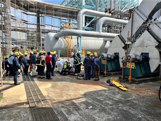 桃园炼油厂多年来争议不断，不仅污染严重还造成工安意外，即便遭桃园市政府多次开罚仍是「不痛不痒」。（姜霏摄）