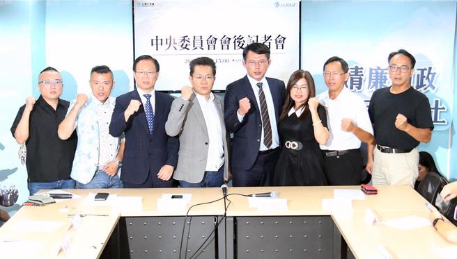 台北地檢署30日大舉搜索柯文哲辦公室、住家及民眾黨部，民眾黨隨即召開臨時中央委員會，質疑檢方搜索黨部動機並表達力挺柯文哲的立場。（范揚光攝）