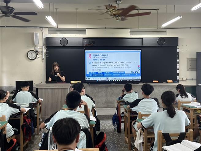 云林县政府斥资2亿多元，全县185所县立学校教室改用智慧黑板，30日开学日各学校对智慧黑板反映效果不错，只要再多一点时间磨合，用起来会更得心应手。（张朝欣摄）