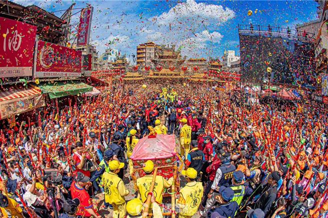 出身基隆市的摄影师王呈哲，喜欢透过镜头纪录台湾传统宗教文化，在今年的欧洲摄影奖（2024 European photo awards）荣获38个奖项，为国争光。图为王呈哲作品。（王呈哲提供／徐佑升基隆传真）