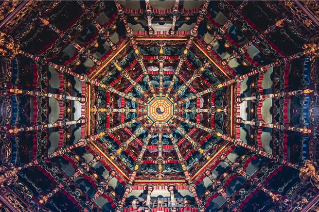 出身基隆市的摄影师王呈哲，喜欢透过镜头纪录台湾传统宗教文化，在今年的欧洲摄影奖（2024 European photo awards）打败来自50个国家、超过3500份参赛作品，荣获38个奖项，为国争光。图为王呈哲作品。（王呈哲提供／徐佑升基隆传真）