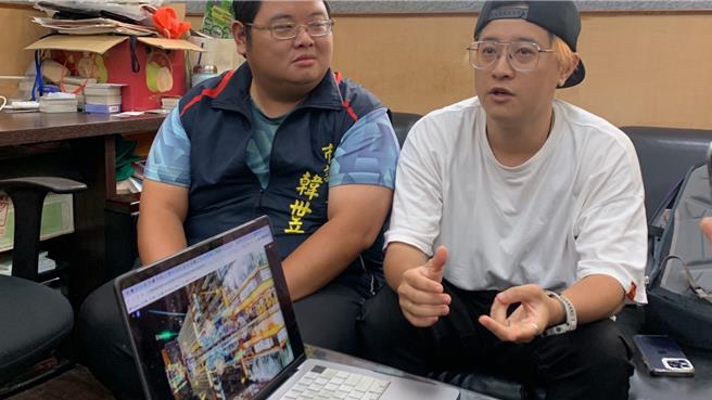 出身基隆市的摄影师王呈哲（右），喜欢透过镜头纪录台湾传统宗教文化，在今年的欧洲摄影奖（2024 European photo awards）荣获38个奖项，为国争光。图为王呈哲介绍作品。（徐佑升摄）