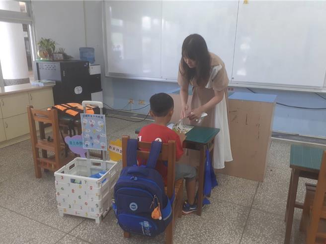 少子化嚴重，澎湖國小入學新生少1成3。圖為合橫海洋實驗小學新生僅1人。（合橫國小提供／許逸民澎湖傳真）