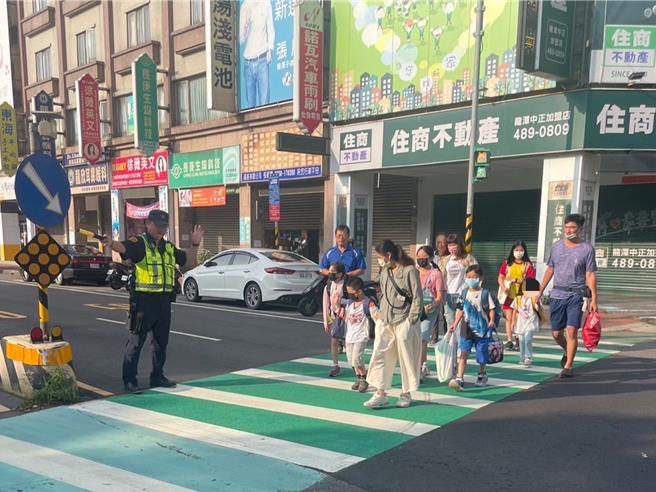 暑假结束，龙潭警方将针对校园周边安全走廊持续建置，并加强违规停车取缔，对校园周边路口取缔车不礼让行人违规，加强辖内各级学校学生上、下学交通安全维护。（龙潭分局提供／廖姮玥桃园传真）