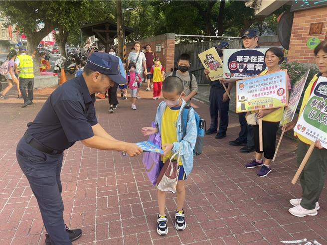 暑假结束，龙潭警方将针对校园周边安全走廊持续建置，并加强违规停车取缔，对校园周边路口取缔车不礼让行人违规，加强辖内各级学校学生上、下学交通安全维护。（龙潭分局提供／廖姮玥桃园传真）