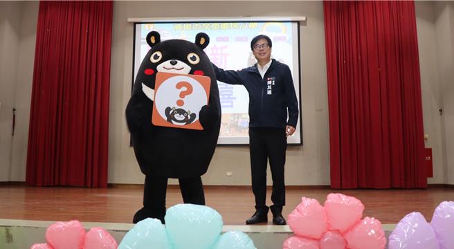 高雄市長陳其邁今日帶著高雄最萌吉祥物高雄熊驚喜現身，參與茄萣國小113學年度迎新活動。（林雅惠攝）