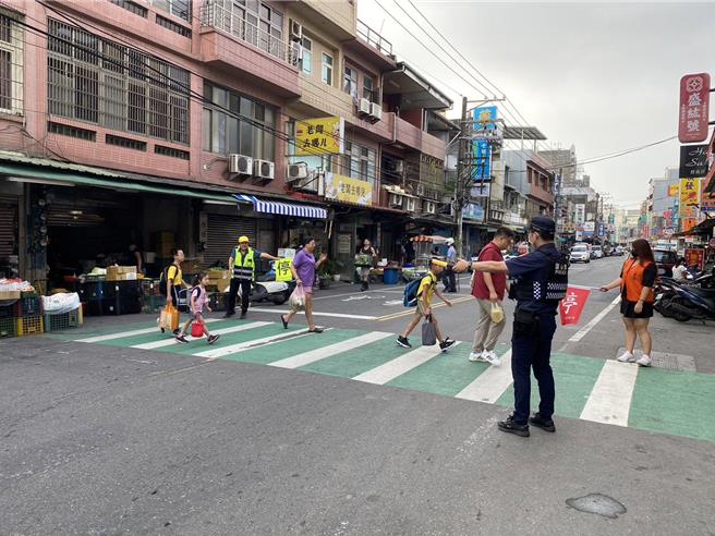 為了維護學童上、下學安全及家長接送順利，桃園市政府警察局大園分局結合警、民力，配合學校導護志工，於校園周邊加強交通疏導管制，並加強勸導、取締車輛違停以及未禮讓行人等違規行為。（大園分局提供／廖姮玥桃園傳真）