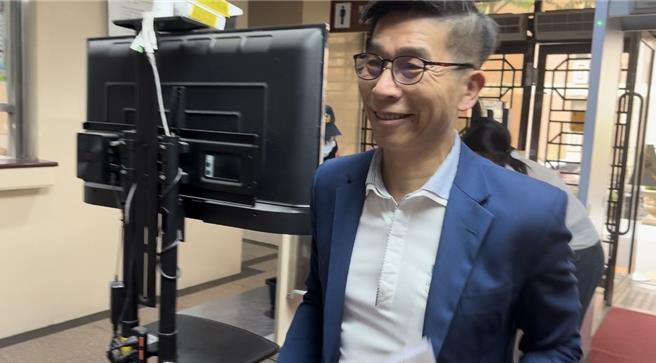 立委鍾佳濱進入法院。（圖賴佩璇攝）