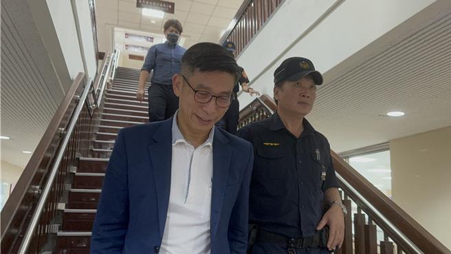 立委鍾佳濱步出法院。（圖賴佩璇攝）