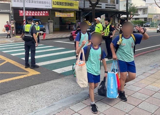 桃園市政府警察局中壢分局出動近40名警力，開學日上午執行護童專案，協助