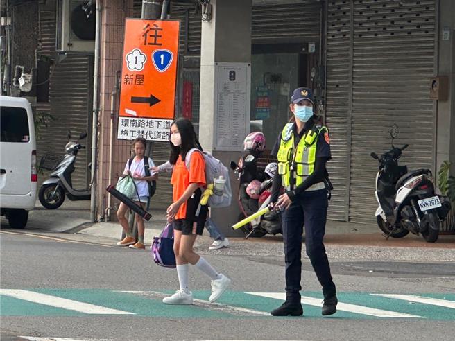 桃園市政府警察局中壢分局出動近40名警力，開學日上午執行護童專案，協助