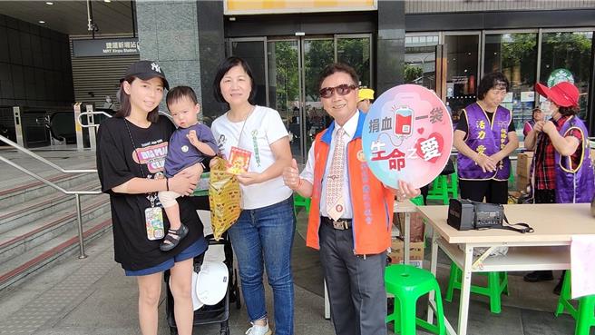 石一佑（左三）有望递补新北市板桥区议员。（石一佑提供）