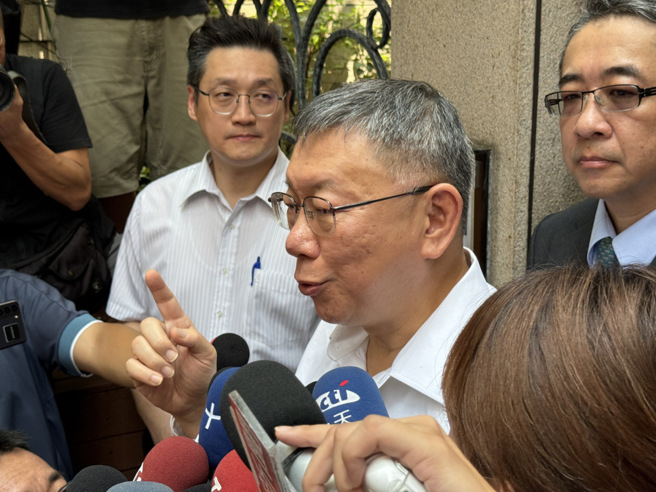 柯文哲现身，要廉政署说明为何搜索。（李奇叡摄）