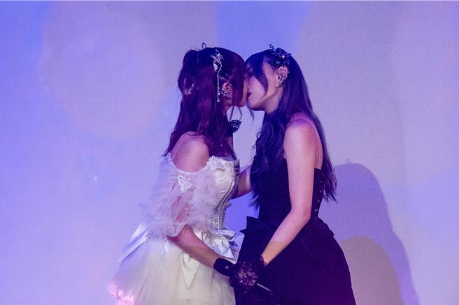 AKB48 Team TP亞恩和騏卉上演女女吻。（好言娛樂提供）