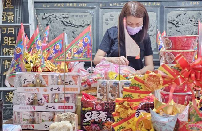 「鬼門關」不少人會舉辦總普渡。（記者游定剛拍攝）