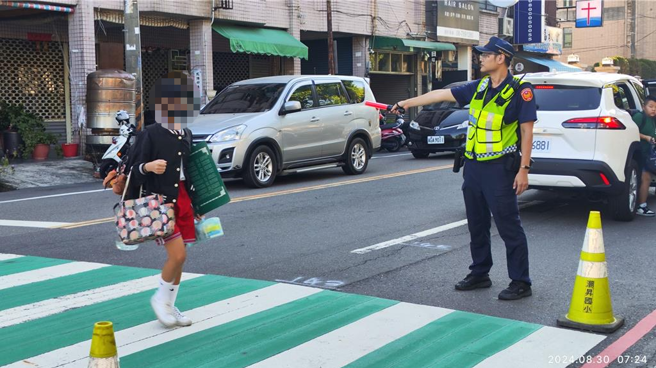 今天是開學日，屏東縣警察局各分局都規畫護童專案。（潮州警分局提供／羅琦文屏東傳真）