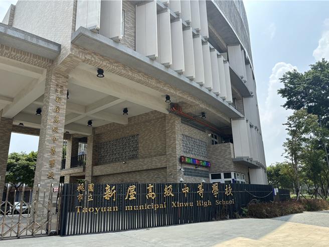 桃园市新屋高中，争取国教署「非山非市」学生专车补助款，连续2年有经费却无驾驶，今年争取到420万元补助，上网招标仍无果。新屋高中校长陈大魁表示，目前洽谈5家不同业者9月帮忙行驶，同步找寻业者，盼10月能开始稳定行驶。（廖姮玥摄）