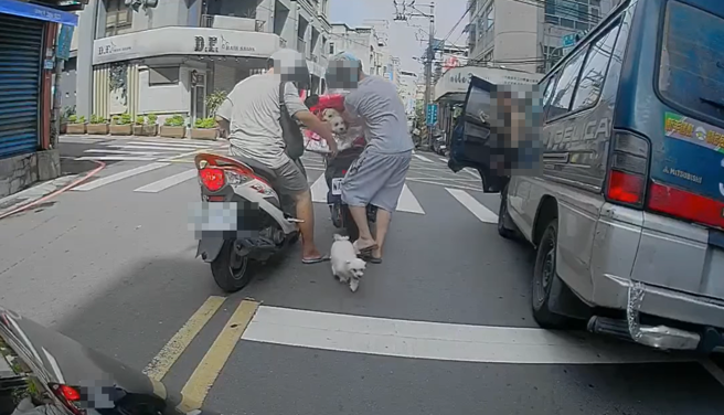 新北淡水日前有疑似一名外送员将马尔济斯塞进保温箱内。（图／翻摄自翻转大新北交通违规2.0）