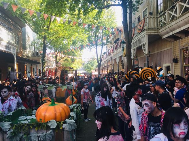 六福村45周年慶生大撒幣，限時3天快閃價450元，原價直接下殺3.7折，比買1送1還便宜。（圖／六福村）