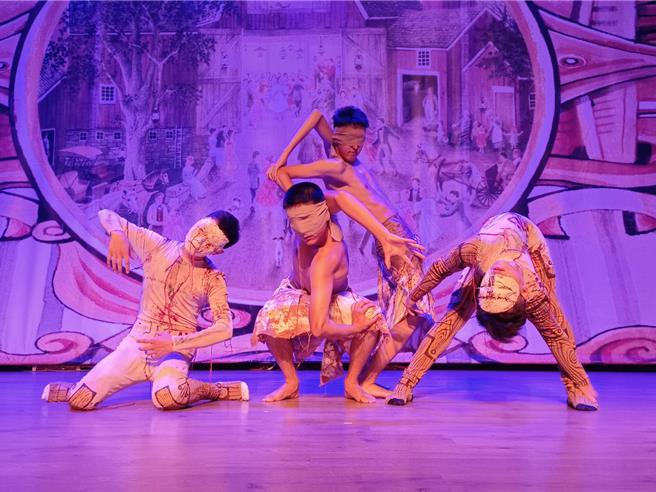 六福村美國大西部牛排館「惡靈餐廳」，邀請到「美國達人秀」特技折骨舞團表演，違反人體工學的姿勢演出讓人瞠目結舌。（圖／六福村）