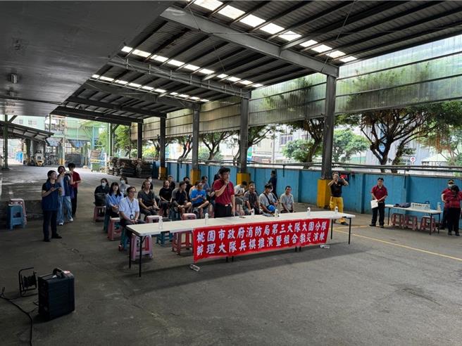 桃园市政府消防局第三大队大园分队结合大园产业园区服务中心办抢救演练，强化工厂业者针对灾害的应变能力，并提升消防分队对辖内场所的熟悉程度。(消防局提供／廖姮玥桃园传真）