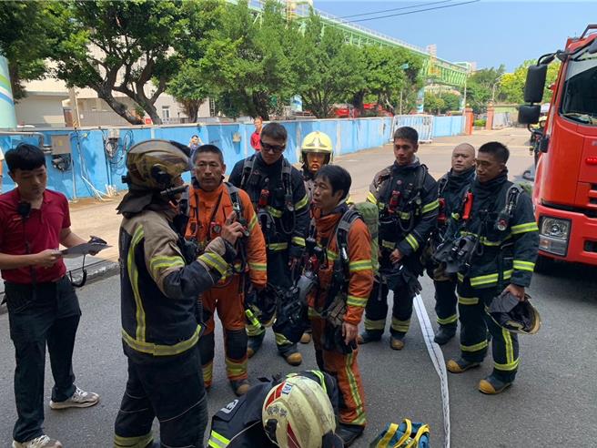 桃园市政府消防局第三大队大园分队结合大园产业园区服务中心办抢救演练，强化工厂业者针对灾害的应变能力，并提升消防分队对辖内场所的熟悉程度。(消防局提供／廖姮玥桃园传真）