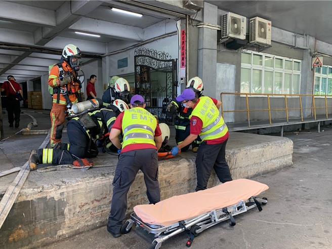 桃园市政府消防局第三大队大园分队结合大园产业园区服务中心办抢救演练，强化工厂业者针对灾害的应变能力，并提升消防分队对辖内场所的熟悉程度。(消防局提供／廖姮玥桃园传真）