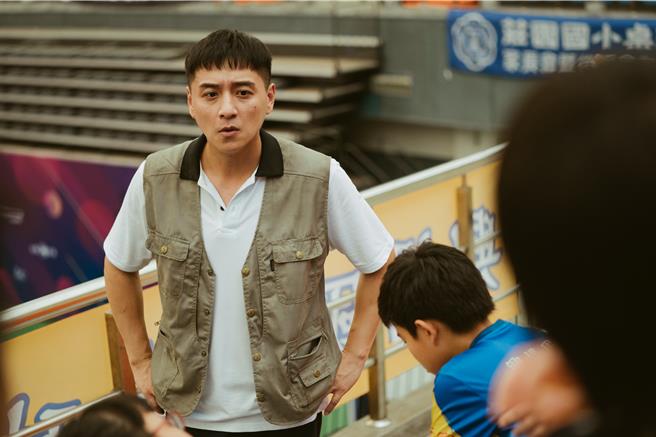 郑人硕饰演小选手背后的家长。（华纳兄弟提供）