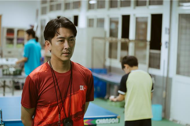 施名帅饰演教练，是小选手最强大的后盾。（华纳兄弟提供）