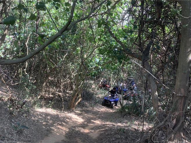 违法沙滩车业者不但破坏草原，还骑进树林内。（垦管处提供／罗琦文屏东传真）
