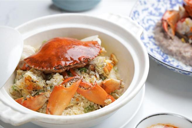 高雄洲际酒店的湛露中餐厅，今年再度推出广受好评的「红蟳鲜拆蟹粉捞饭」。图／高雄洲际酒店提供