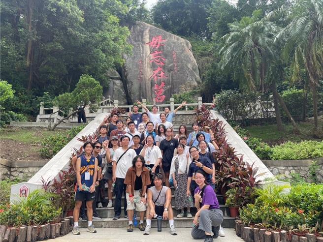 由陆委会及台港经济文化合作策进会共同举办的「2024台港澳学生金门体验营」30日举办成果分享与交流座谈。图为学员于金门太武山前合影。（陆委会提供）