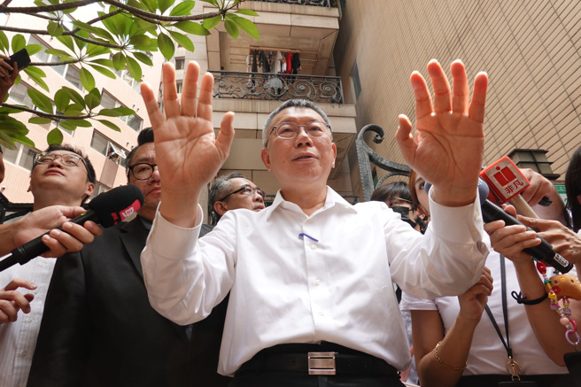 檢廉30日搜索民眾黨主席柯文哲住處，近中午時，柯與檢調人員步出大樓，並發表簡短聲明。（姚志平攝）