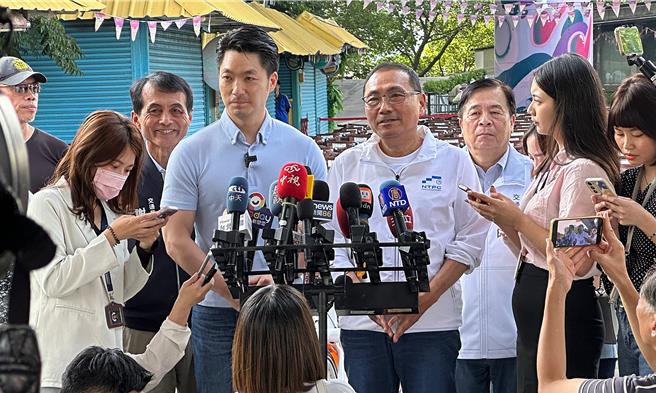 台北市长蒋万安（左）与新北市长侯友宜（右），30日上午同台宣传双北Youbike2.0E正式启用，并于会前接受媒体访问。（丁上程摄）