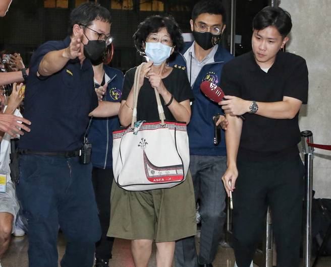 檢廉為查明民眾黨主席柯文哲在台北市長任內放寬京華城容積率是否有違背法令，涉及圖利罪，30日以證人身份約談柯文哲太太陳珮琪（前中），隨後移往北檢複訊。（趙雙傑攝）