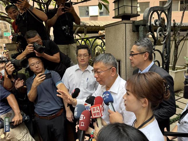 民眾党主席柯文哲住处遭检廉搜索，稍早他步出家门，并上车前往廉政署。（李奇叡摄）