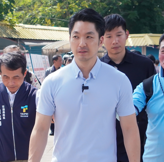 台北市长蒋万安（见图）30日出席「YouBike2.0E+自行车通勤绿廊 双北携手开启绿色通勤新时代」记者会，被媒体追问，柯文哲住家被搜索？蒋万安表示，因为司法已经进入调查，也进行搜索，就是静待司法的调查，希望能够厘清事实，还原真相。（罗永铭摄）