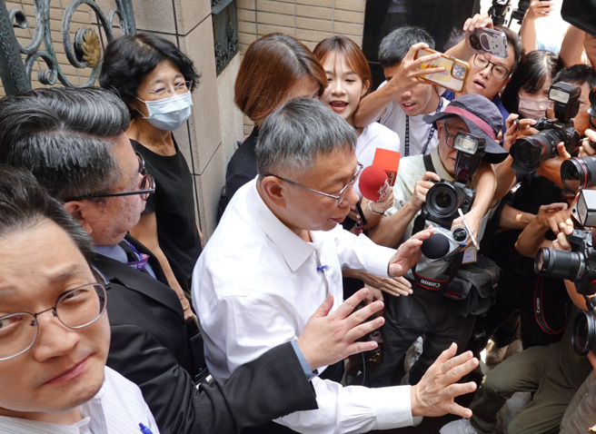 检廉30日搜索民眾党主席柯文哲住处，近中午时，柯与夫人陈佩琪（左上）及检调人员步出大楼，并发表简短声明。（姚志平摄）