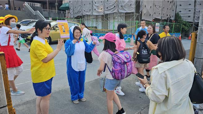 基隆市成功國小教師與校長今日以「多啦A夢」為主題，舉行迎接小一新鮮人入學活動。（童子瑋辦公室提供／徐佑昇基隆傳真）