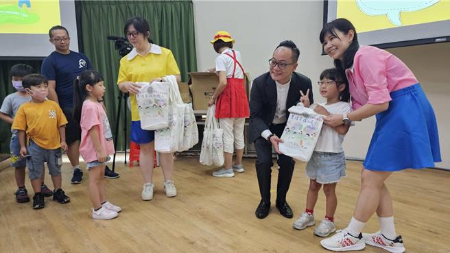 基隆市成功國小教師與校長今日以「多啦A夢」為主題迎接小一新鮮人入學，基隆市議長童子瑋（右三）也與小朋友同樂。（童子瑋辦公室提供／徐佑昇基隆傳真）